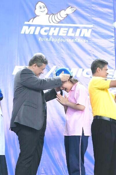 เสกสรรค์ ไตรอุโฆษ สวมหมวกนิรภัยให้เด็กๆ