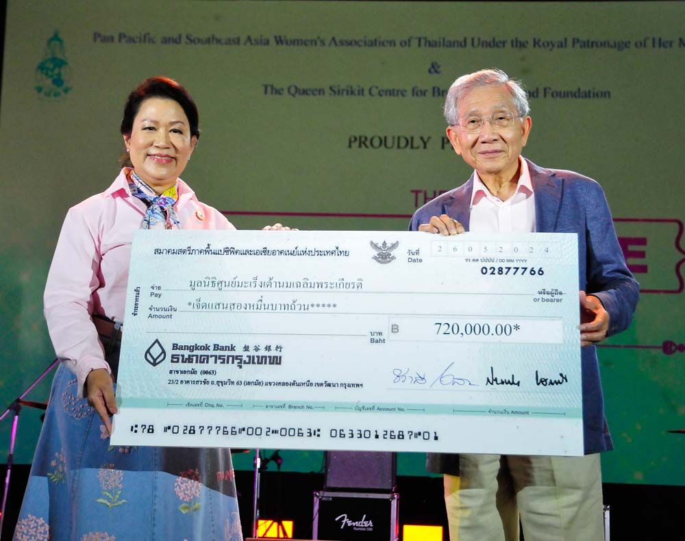 นายก สปอท. มอบเงินรายได้ส่วนหนึ่งมอบให้ มูลนิธิศูนย์มะเร็งเต้านมเฉลิมพระเกียรติ โดยมี รศ.นพ.กฤษณ์ จาฏามระ ประธานมูลนิธิ รับมอบ