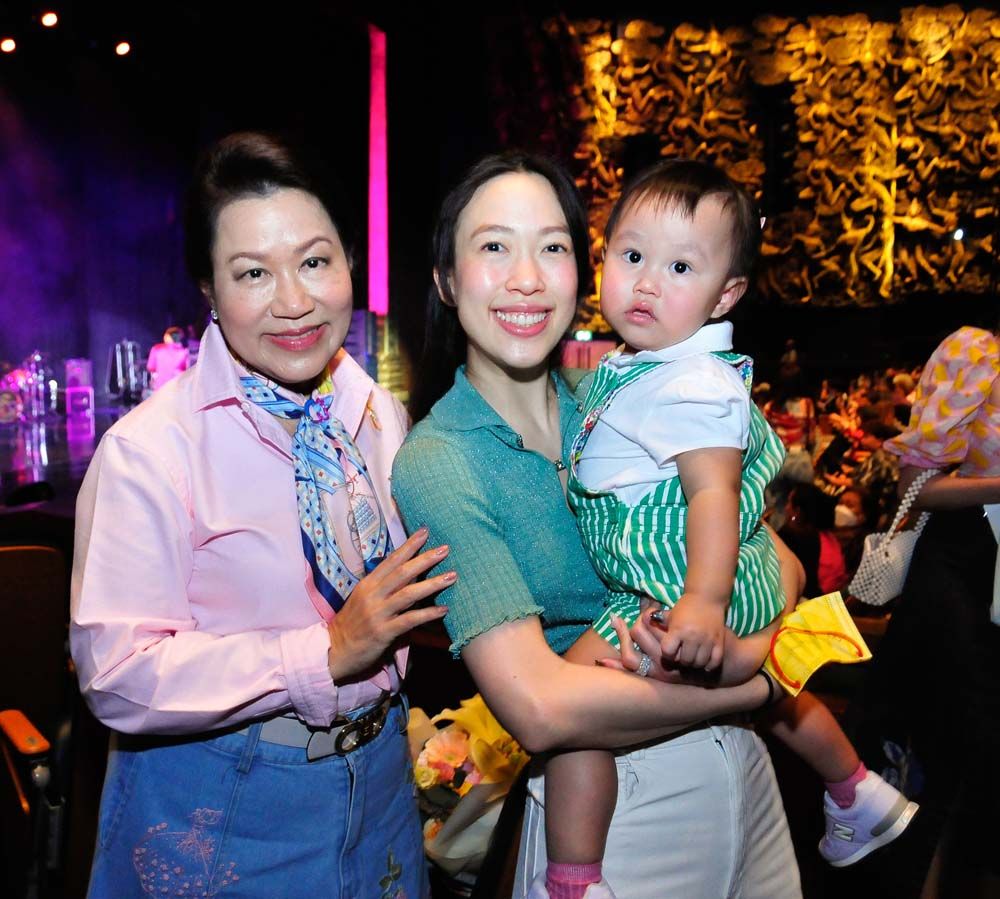 ชวาลี โอสถานุเคราะห์ กับลูกสะใภ้ อิงฟ้า ดำรงชัยธรรม และหลานสาวน้องเลฬา