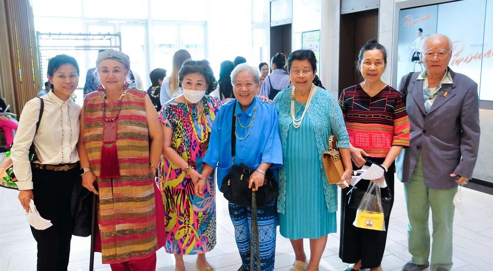 คณะสมาคมนักเรียนเก่าอังกฤษในพระบรมราชูปถัมภ์ นำโดย ดร.โสภาพิมพ์ สิมะกุลธร นายกสมาคม และคุณหญิงเกิดศิริ ศรุตานนท์

