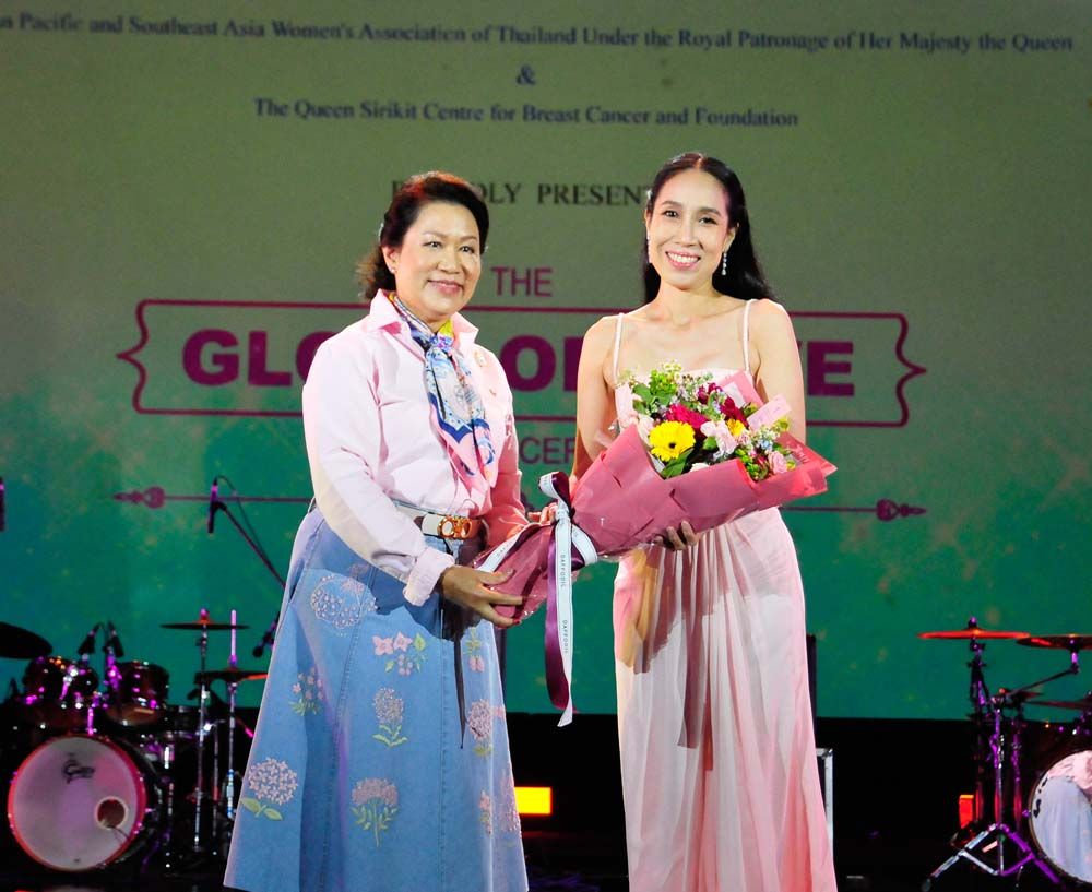 นายก สปอท. มอบดอกไม้ขอบคุณศิลปิน รัดเกล้า อามระดิษ