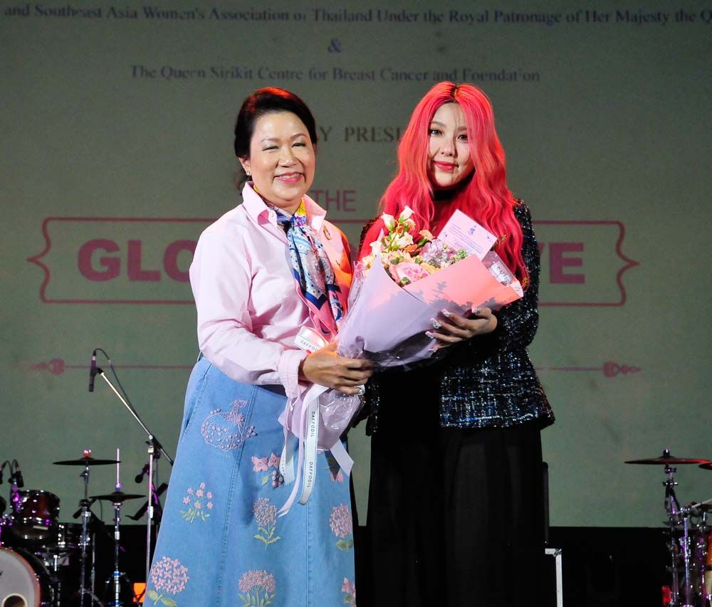 มอบดอกไม้ขอบคุณศิลปิน หวาย-ปัญญริสา เธียรประสิทธิ์

