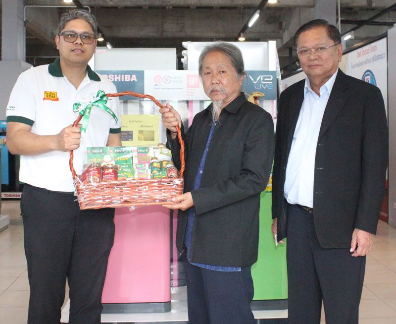เทียม คุปติวิทยากุล ประธานบริหาร บจ.เอกภาพซุปเปอร์ซัพพลาย 
พร้อมด้วย จรูญ จึงยิ่งเรืองรุ่ง ประธานหอการค้าจังหวัดสระบุรี รับกระเช้าของขวัญจากตัวแทน บมจ. ไทยอกริฟู้ดส์