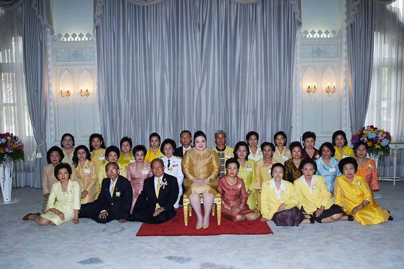 พระเจ้าวรวงศ์เธอ พระองค์เจ้าโสมสวลี พระวรราชาทินัดดามาตุ ฉายพระรูปร่วมกับพลเอกสุรยุทธ์
จุลานนท์ และคณะกรรมการ เนื่องในโอกาสที่เสด็จไปทรงเป็นประธานงานฉลองครบรอบ 25 ปี มูลนิธิฯ ในปี 2550 ณ ตึกสันติไมตรี ทำเนียบรัฐบาล