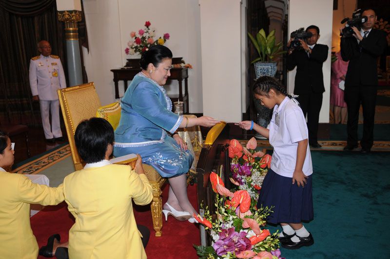 พระเจ้าวรวงศ์เธอ พระองค์เจ้าโสมสวลี พระวรราชาทินัดดามาตุ องค์ประธานมูลนิธิฯ องค์ปัจจุบัน ประทานทุนการศึกษาแก่เยาวชน ณ วังสวนกุหลาบ