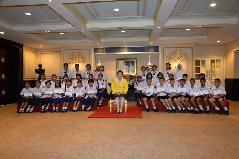 องค์ประธานมูลนิธิฯ ฉายพระรูป ร่วมกับ เยาวชนที่ได้รับทุนการศึกษาของมูลนิธิฯ ณ ศาลาว่าการกรุงเทพมหานคร