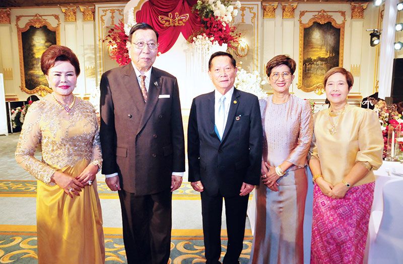 ประยูร เหล่าสายเชื้อ, ศ.พิเศษ พรเพชร วิชิตชลชัย ประธานวุฒิสภา, จเด็จ อินสว่าง,
นฤมล ล้อมทอง และ มลสุดา ชำนิประศาสน์

