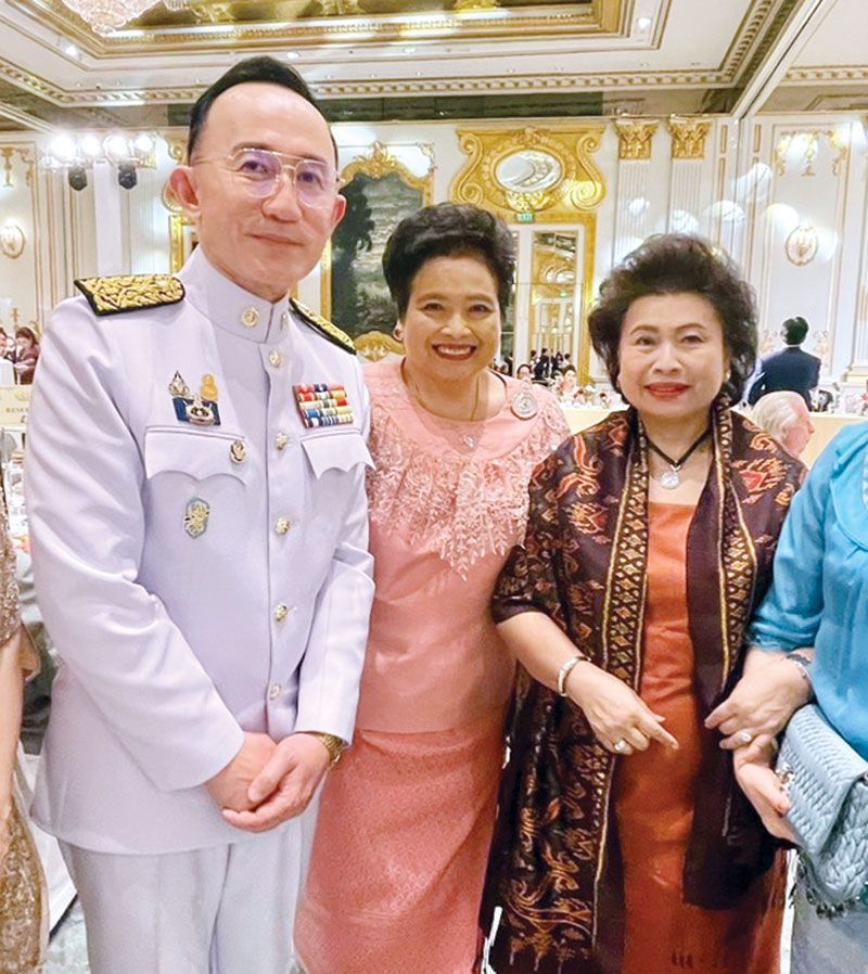 คุณพ่อเจ้าบ่าว ม.ล.ปนัดดา ดิศกุล
ต้อนรับ สายสม วงศาสุลักษณ์ และ ดร.ฉวีรัตน์ เกษตรสุนทร

