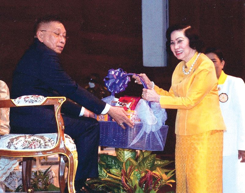 ดร.ศุลีมาศ สุทธิสัมพัทน์ นายกพุทธสมาคมฯ มอบของที่ระลึกแด่ประธานในพิธี