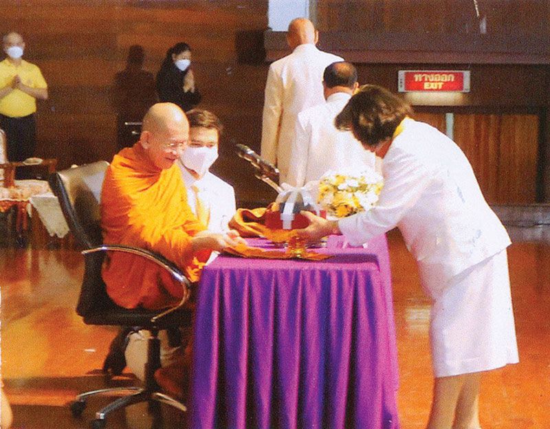 กาญจนา สุ่นสวัสดิ์ อุปนายกพุทธสมาคมฯ ถวายจตุปัจจัย เครื่องไทยธรรม แด่ พระธรรมวชิรเมธี

