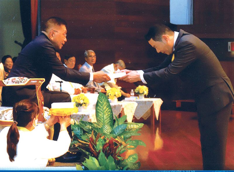 ประธานในพิธี มอบของที่ระลึกแก่ ผู้มีอุปการคุณ ธีร์รัถต์ สุทธิสัมพัทน์ บมจ.ยูไนเต็ดฟูดส์

