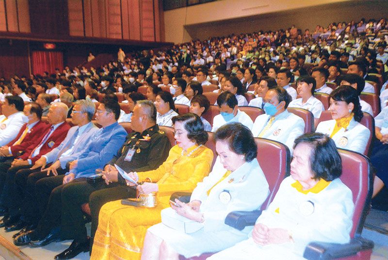 ดร.ศุลีมาศ สุทธิสัมพัทน์ นายกพุทธสมาคมฯ พร้อมด้วยอุปนายก, พล.อ.เอี่ยม น้ำจันทร์ และแขกผู้มีเกียรติที่มาร่วมฟังปาฐกถาธรรม

