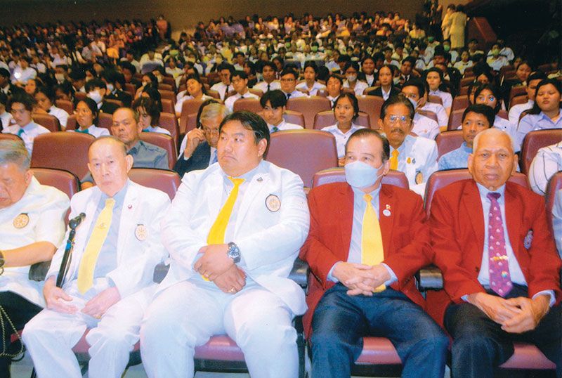 สองอุปนายกพุทธสมาคมฯ จีระพงษ์ สิวายะวิโรจน์, ผศ.ดร.ทรงยศินทร์ ชนปทาธิป กับ ประพันธ์ ว่องไว นายกเปรียญธรรมสมาคมฯ และ อุทัย ช่วยชูวงศ์ อุปนายก

