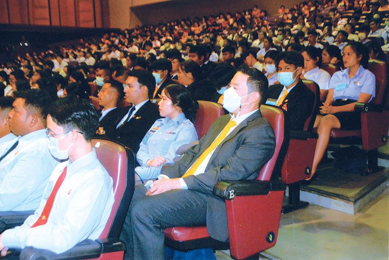 ธีร์รัถต์ สุทธิสัมพัทน์ ผู้มีอุปการคุณ พร้อมด้วยนักเรียน นิสิต นักศึกษา มาร่วมฟังปาฐกถาธรรม

