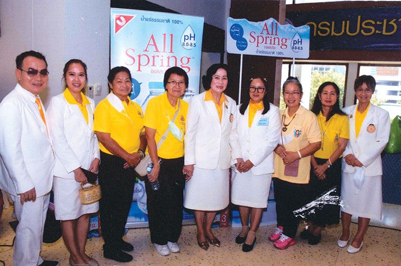 นายกพุทธสมาคมฯ ถ่ายรูปกับป้ายน้ำดื่ม All Spring น้ำแร่ธรรมชาติ 100% และน้ำด่างที่มี Ph ถึง 8.5
ได้มาร่วมบริจาคในงาน 1,000 ขวด เพื่อให้ทุกคนได้ลองชิม เป็นผลิตภัณฑ์ของ บมจ.ยูไนเต็ดฟู้ดส์


