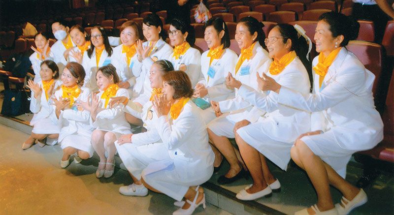 แก้วเก้า เผอิญโชค ประธานฝ่ายปฏิคมนำทีมน้องๆ เตรียมการต้อนรับแขกผู้มีเกียรติ

