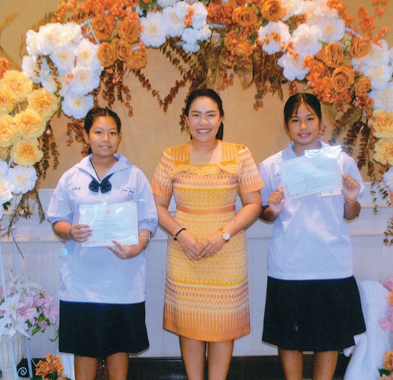 อาจารย์ร่วมแสดงความยินดีกับนักเรียนที่ได้รับเกียรติบัตรรางวัลความประพฤติดี และเข็มเชิดชูเกียรติ