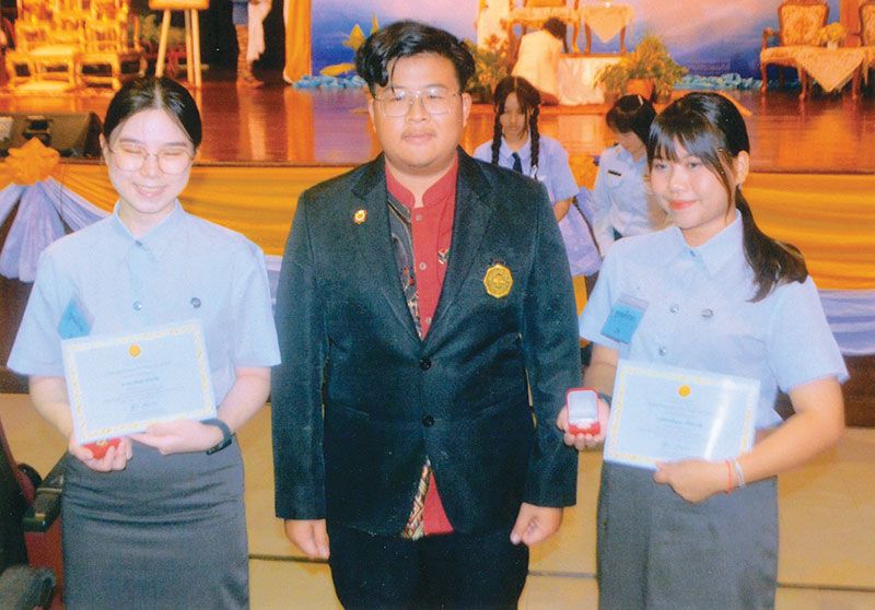 ความภูมิใจของนักศึกษาที่ได้รับกับเกียรติบัตรและเข็มเชิดชูเกียรติ