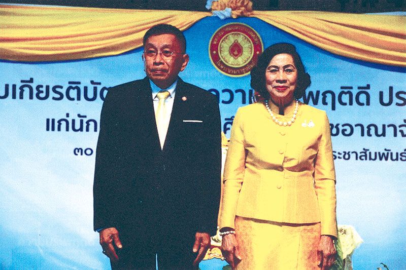 ศ.พิเศษ อรรถนิติ ดิษฐอำนาจ องคมนตรี ประธานในพิธี โดยมี ดร.ศุลีมาศ สุทธิสัมพัทน์ นายกพุทธสมาคมฯ ต้อนรับ