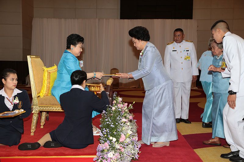 พระเจ้าวรวงศ์เธอ พระองค์เจ้าโสมสวลี พระวรราชาทินัดดามาตุ ประทานรางวัลให้กับ
คุณหญิงสุภา วุฒิศิริ แม่ของลูกผู้ทำประโยชน์ต่อสังคมและประเทศชาติ