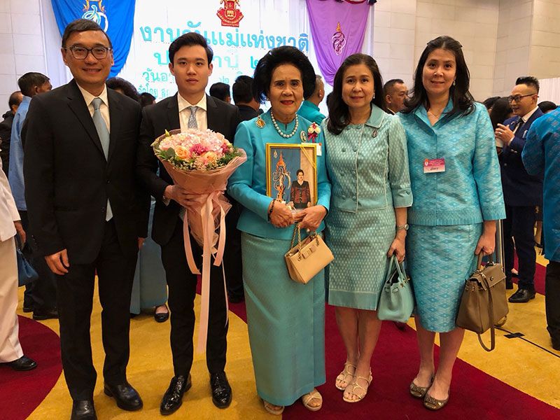 ท่านผู้หญิงสุวรรณี พัฒน์พงศ์พานิช พร้อมด้วย บุตรสาวทั้ง 2 คน และครอบครัว