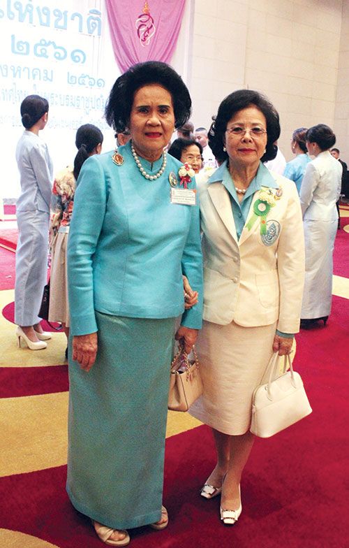 ยุพา ล่ำซำ ร่วมยินดีกับ ท่านผู้หญิงสุวรรณี 
พัฒน์พงศ์พานิช แม่ผู้บำเพ็ญประโยชน์ต่อสังคม