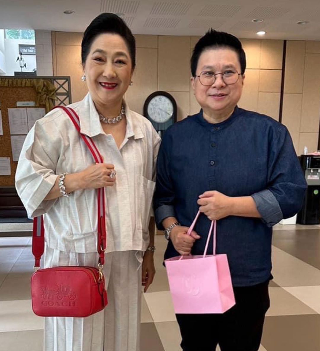 ผาณิต พูนศิริวงศ์ อวยพรมอบให้ ศจ.ดร.แพง ชินพงศ์