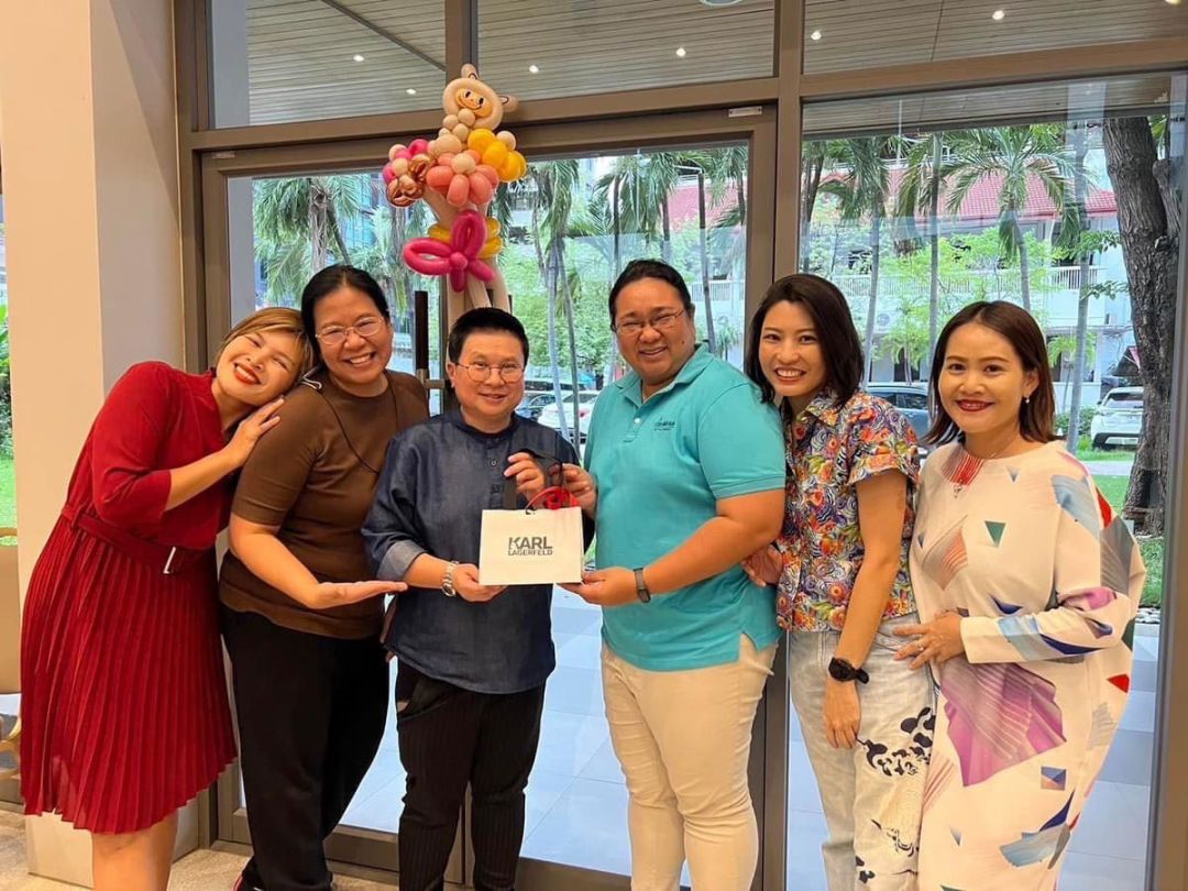 พัทนุช ซ้ายขวัญ, อุรศา จิตต์ธรรมวาณิช, บราลี ศรีสุวรรณ
ทองสกุล, วรรณภัทร รัตนนรเศรษฐ และ ธัญรัศม์
พิมลสิงห์ มอบของขวัญอวยพร