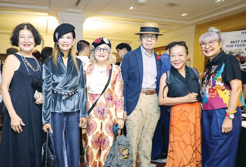 พัชรา จรูญนารถ, กรรณิกา ปาลสุข,พล.ต.หญิง บุษบง-พล.อ.สุภกิจ นุตสถิตย์, เกียรติสุดา ภิรมย์, จุไรรัตน์ ธรรมเจริญ

