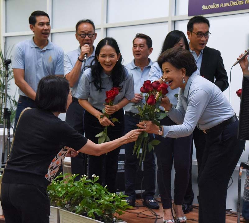 บรรยากาศภายในงานมีการขับร้องเพลง ให้ผู้ป่วยที่มารอรับการรักษาได้รับฟังกันอย่างใกล้ชิด