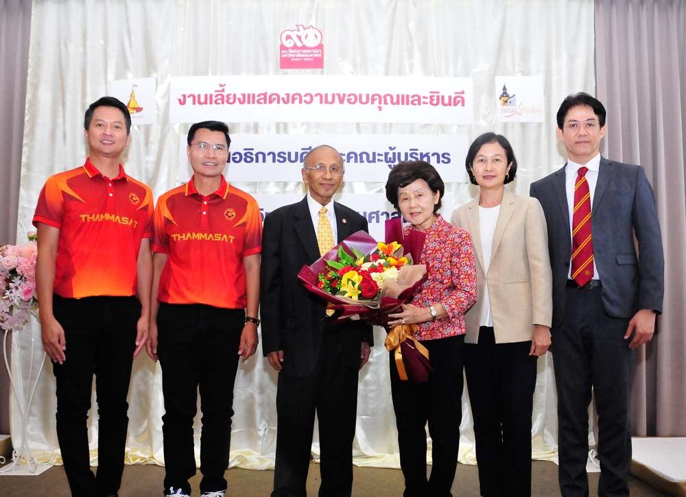 ศ.ดร.อักขราทร จุฬารัตน มอบดอกไม้เป็นกำลังใจแก่อดีตอธิการบดีหญิงเก่ง รศ.เกศินี วิฑูรชาติ พร้อมด้วยคณะผู้บริหารชุดเก่า รศ.ดร.ชุมเขต แสวงเจริญ, รศ.ดร.พิภพ อุดร และ รศ.ดร.ดนุพันธ์ วิสุวรรณ รองอธิการบดีฝ่ายวางแผนและพัฒนา