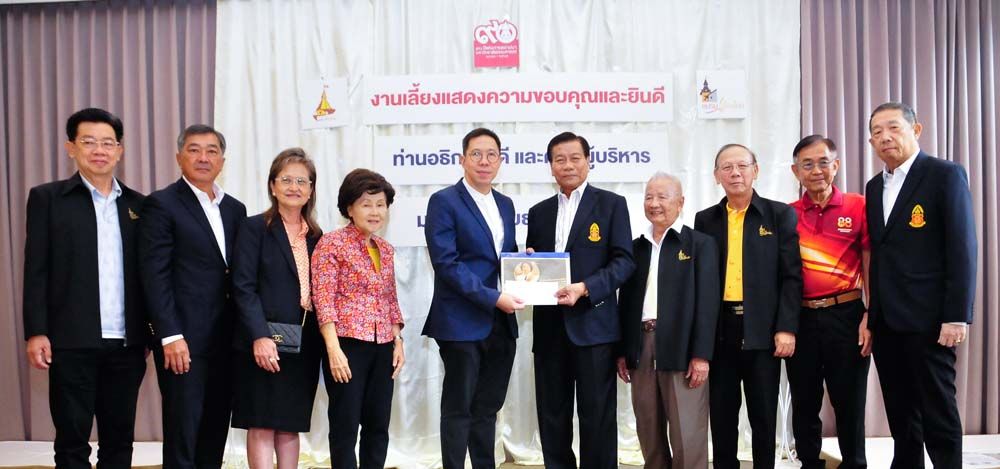 กำธร วังอุดม, รศ.เกศินี-ว่องไว วิฑูรชาติ, ตัวแทนสมาคมศิษย์เก่าคณะศิลปศาสตร์ และตัวแทนสมาคมศิษย์เก่าคณะพาณิชยศาสตร์และการบัญชี มอบเงิน บริจาคสมทบทุนการจัดสร้างสวนอนุสรณ์ ศ.คุณหญิงนงเยาว์ ชัยเสรี โดยมี ศ.ดร.ศุภสวัสดิ์ ชัชวาลย์ อธิการบดี มธ. รับมอบ