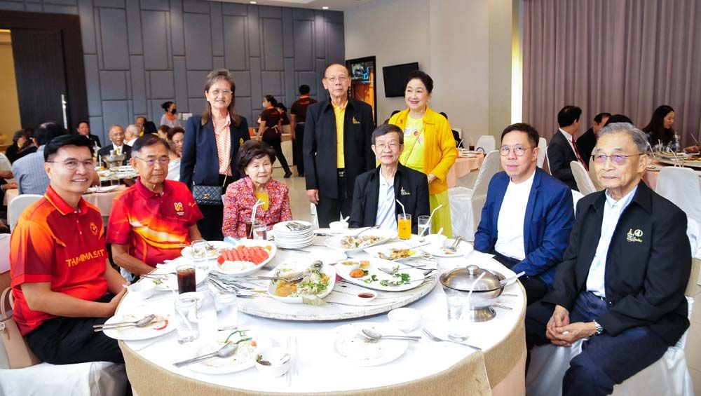 รศ.ดร.ภิภพ อุดร, ว่องไว-รศ.เกศินี วิฑูรชาติ, บุญสม อัครธรรมกุล เลขานุการชมรมเพื่อนโดม, ศ.ดร.ศุภสวัสดิ์ ชัชวาลย์, มานิจ สุขสมจิตร,ดารณี วัธนเวคิน, ชัยศักดิ์ อังค์สุวรรณ และ ผาณิต พูนศิริวงศ์