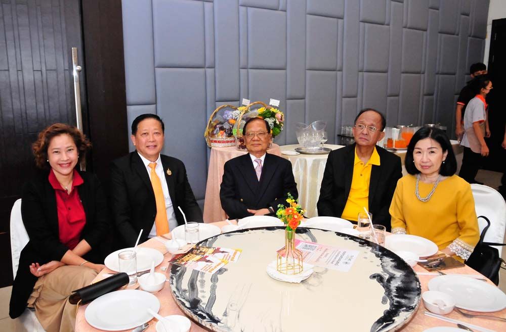 กองทุนศาสตราจารย์สัญญา ธรรมศักดิ์ นำโดย ศ.(พิเศษ)เดชอุดม ไกรฤทธิ์ ประธานกองทุน, ผดุงพันธ์ จันทโร เลขานุการ, อัญชนา-วีระชาติ ศรีบุญมา กรรมการกองทุน ร่วมด้วย 4 นายผดุงพันธ์จันทโร มูลนิธินิติศาสตร์ และ กองแก้ว ว่องพิสุทธิพงศ์