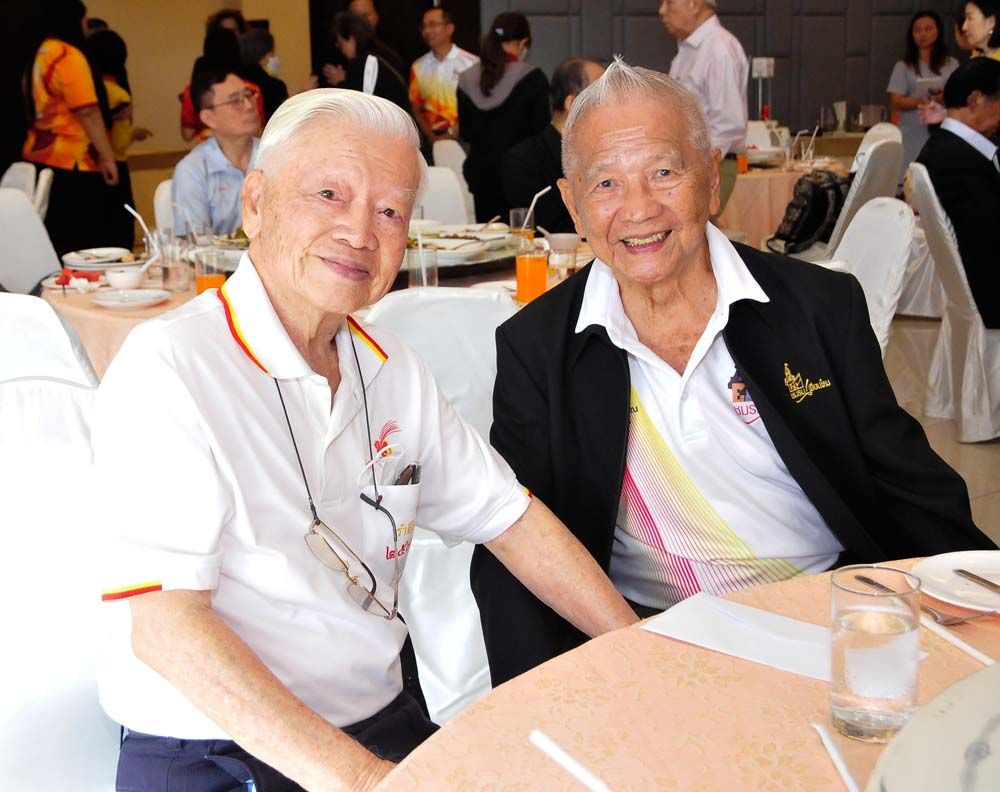 สุกรี เอื้ออนันต์ อดีตผู้ช่วยผู้ว่าการ กฟผ. และยอดยิ่ง โสภณ อุปนายกสมาคมธรรมศาสตร์ฯและรองประธานชมรมเพื่อนโดม