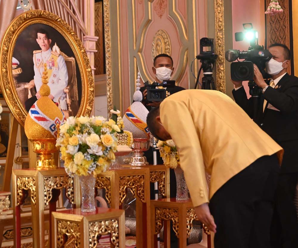 สุทธิพงษ์ จุลเจริญ ปลัดกระทรวงมหาดไทย ประธานพิธีฝ่ายฆราวาสถวายความเคารพต่อหน้าพระบรมฉายาลักษณ์พระบาทสมเด็จพระเจ้าอยู่หัว