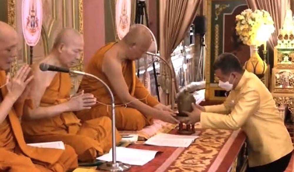 สุทธิพงษ์ จุลเจริญ ปลัดกระทรวงมหาดไทย ถวายโถน้ำมนต์แด่ สมเด็จพระมหาวีรวงศ์ เลขานุการสมเด็จพระสังฆราช

