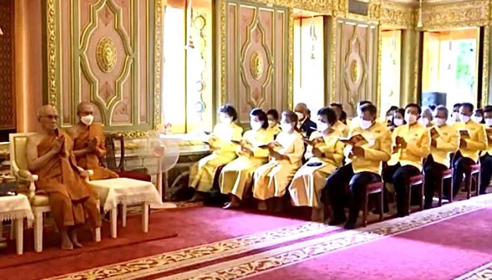 สมเด็จพระอริยวงศาคตญาณ สมเด็จพระสังฆราช สกลมหาสังฆปริณายก ประธานพิธีฝ่ายสงฆ์กับผู้ร่วมพิธีในพระวิหาร

