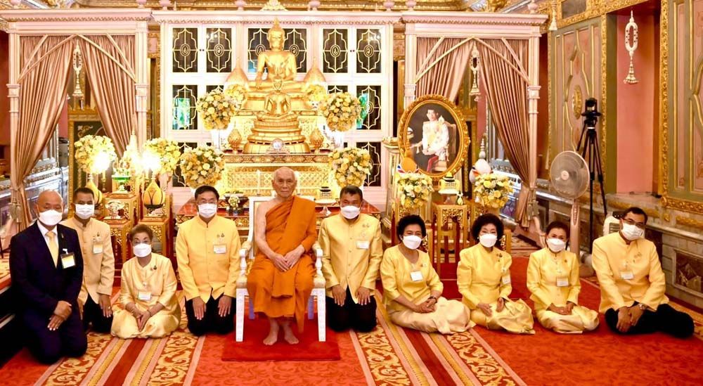 สมเด็จพระสังฆราช ทรงพระเมตตาฉายพระรูปกับประธานพิธีฝ่ายฆราวาส พร้อมด้วยคณะกรรมการมูลนิธิฯ และผู้บริหารกระทรวงมหาดไทย อาทิ ม.ร.ว.พร้อมฉัตร สวัสดิวัตน์, ดร.วันดี กุญชรยาคง จุลเจริญ, อารยา อรุณานนท์ชัย, ดร.ประวิช รัตนเพียร, ทิพวิภา สุวรรณรัฐ เป็นต้น