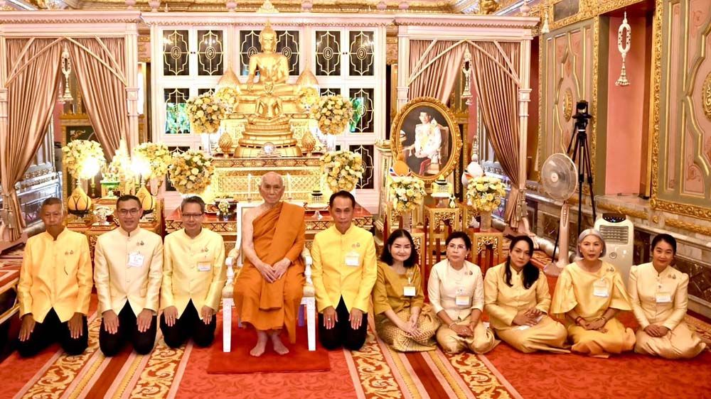 สมเด็จพระสังฆราช ทรงพระเมตตาฉายพระรูปกับคณะกรรมการมูลนิธิฯ ผู้บริหารกระทรวงมหาดไทย และอุปนายกสมาคมแม่บ้านมหาดไทย อาทิ ประสพโชค อยู่สำราญ,ณัฐวัสส์ วิริยานภาภรณ์, สาวิตรี บริพัตรฯ, ศลิษา ภิรมรัตน์, จิรวรรณ เพ็ญพาส, จิณณารัชช์ สัมพันธรัตน์ และ กัญญา จุนถิระพงศ์