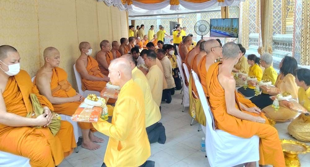 คณะผู้บริหารกระทรวงมหาดไทยถวายผ้าไตร แด่พระภิกษุสงฆ์ที่มาร่วมเจริญพระพุทธมนต์ถวายพระราชกุศลกว่า 72 รูป

