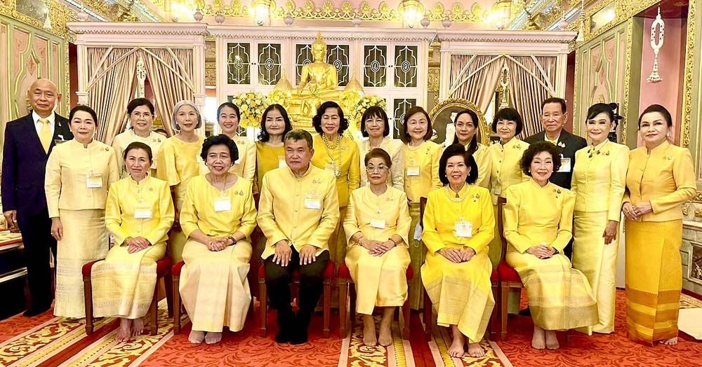 ประธานในพิธีฯ พร้อมด้วยคณะกรรมการมูลนิธิฯ และผู้บริหารกระทรวงมหาดไทย ร่วมถ่ายภาพหมู่ อาทิ ม.ร.ว.พร้อมฉัตร สวัสดิวัตน์, ดร.วันดี กุญชรยาคง จุลเจริญ, ผศ.ดร.พรทิพย์ พุกผาสุข, อารยา อรุณานนท์ชัย, ดร.ประวิช รัตนเพียร, สาวิตรี บริพัตรฯ, ทิพวิภา สุวรรณรัฐ, พรทิพย์ ห่านตระกูล, ยรรยง คุโรวาท ผู้แทนหน่วยราชการต่างๆ และผู้แทนสมาคม 3 เหล่าทัพ