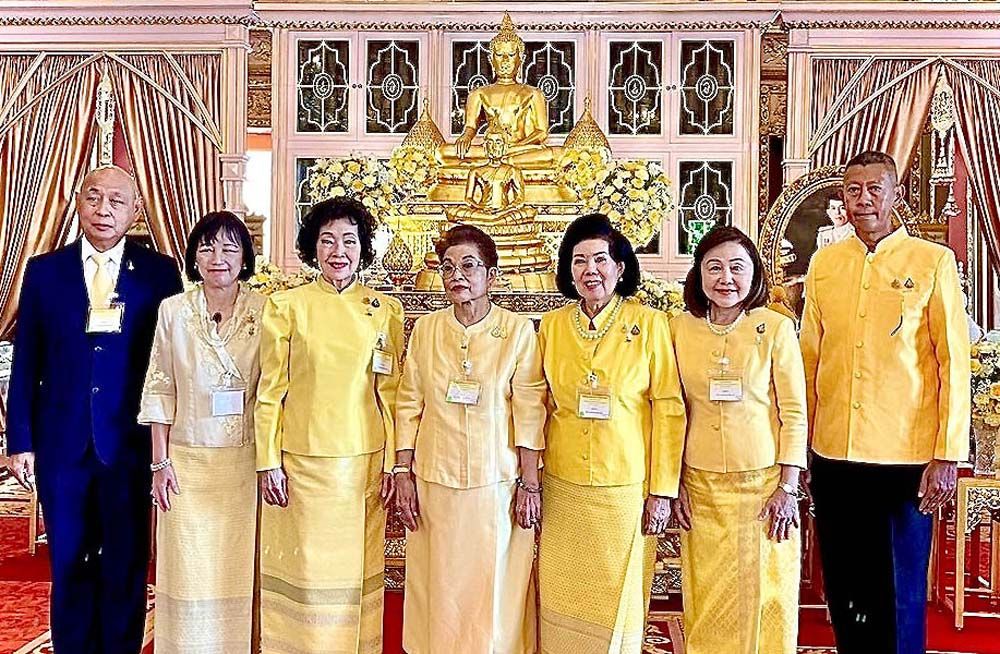 ม.ร.ว.พร้อมฉัตร สวัสดิวัตน์ พร้อมด้วยกรรมการมูลนิธิฯ อาทิ ผศ.ดร.พรทิพย์ พุกผาสุข, อารยา อรุณานนท์ชัย, ดร.ประวิช รัตนเพียร, วิไล ตั้งสิน วิทยฐานกรณ์ และ กรรณภรณ์ วงศ์ปิยะกุล