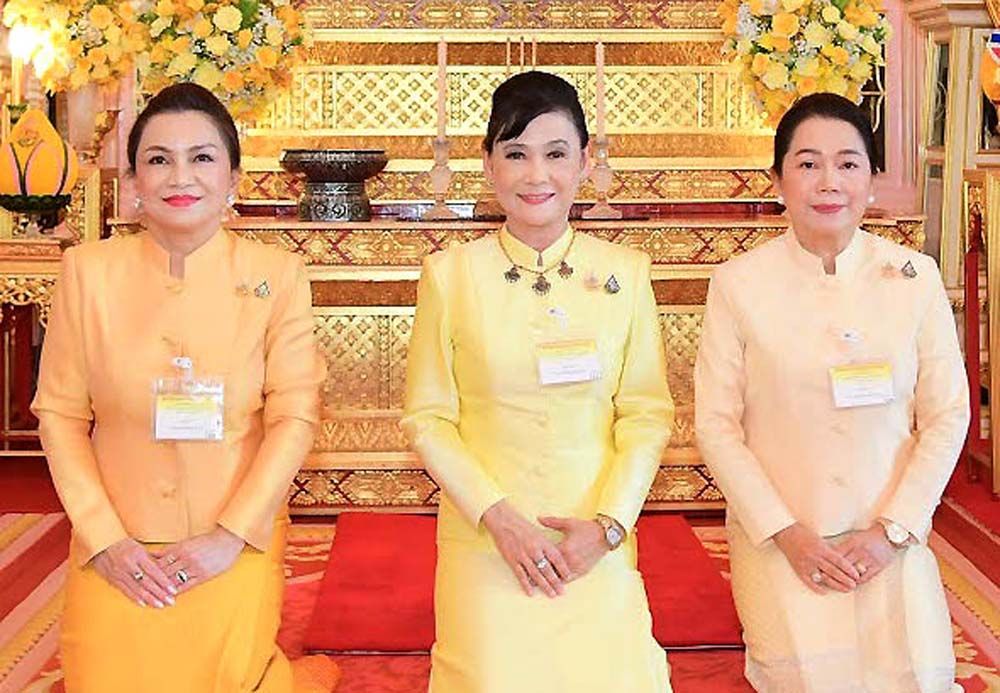 ผู้แทนสมาคม 3 เหล่าทัพที่มาร่วมงานรัศรินทร์ ลัดใหม่กุลวัฒน์ สมาคมแม่บ้านทหารบก, ปาริชาติ สอนใจดี สมาคมแม่บ้านทหารอากาศ และ ธัญญภัสร์ โล่กันภัย สมาคมแม่บ้านตำรวจ