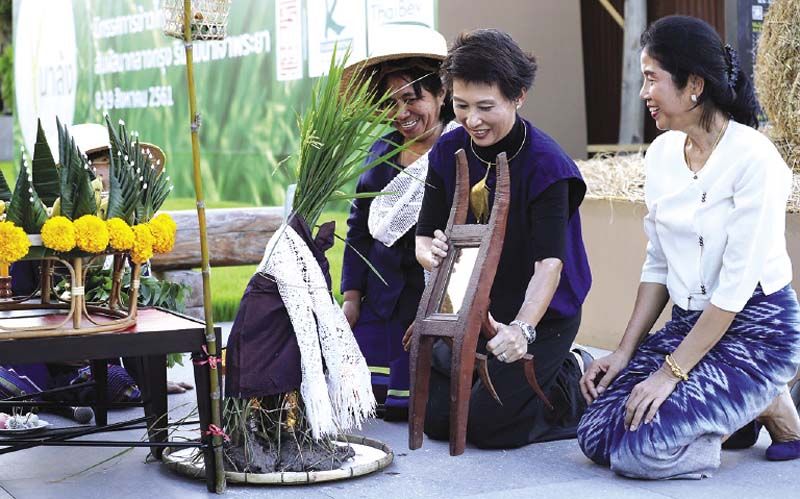 ทำพิธีรับขวัญข้าว-ไหว้แม่โพสพ

