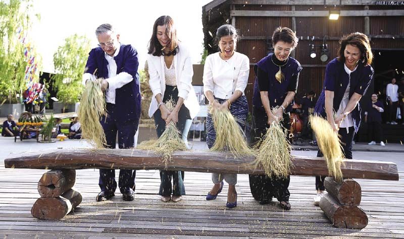 รุจิราภรณ์ หวั่งหลี นำทีมทำพิธีนวดข้าวหลังการเก็บเกี่ยว เพื่อเปิดงานอย่างเป็นทางการ