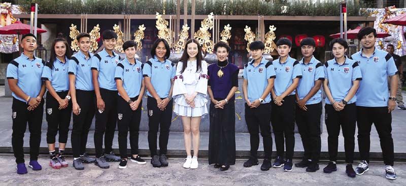 รุจิราภรณ์ หวั่งหลี และ นวลพรรณ ล่ำซำ ที่มาพร้อมทีมฟุตบอลหญิง
ทีมชาติไทย