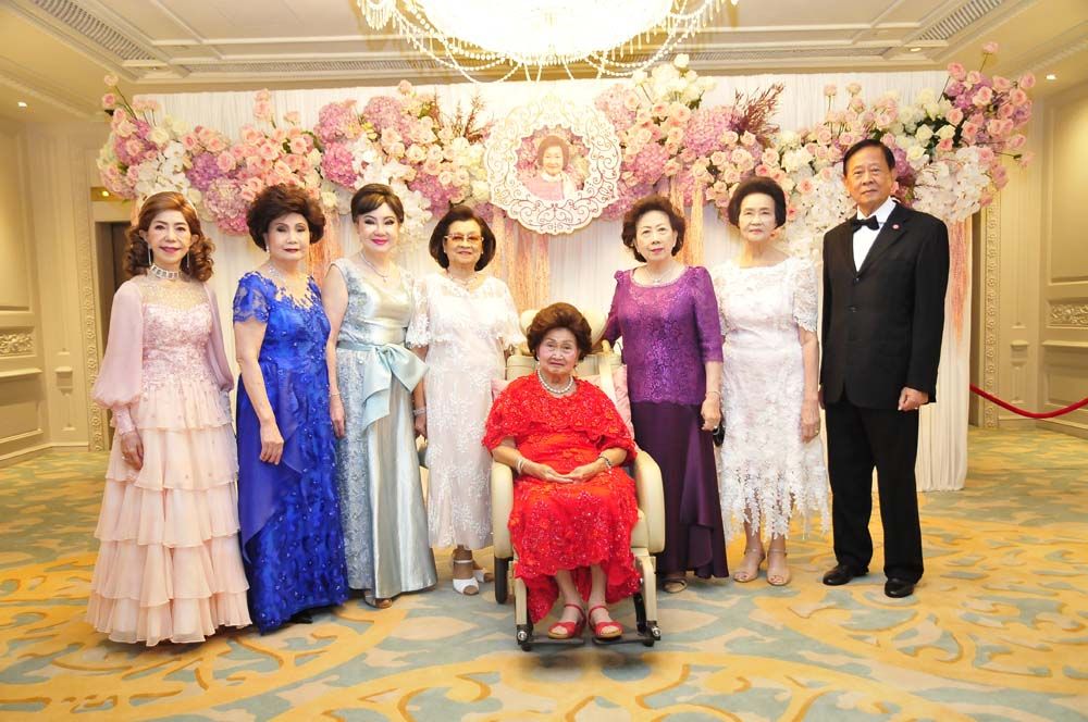 ท่านผู้หญิงเพ็ญศรี วัชโรทัย และกลุ่มเพื่อน 11 อรหันต์ พญ.เจรียง จันทรกมล, พ.ต.อ.โกวิท-ปรางแก้ว ไสวแสนยากร, สุชาวดี แดงจำรูญ, รศ.สุภัทรา อักษรานุเคราะห์, วนิดา อังศุพันธุ์ และ ประไพ ใหม่วิจิตร

