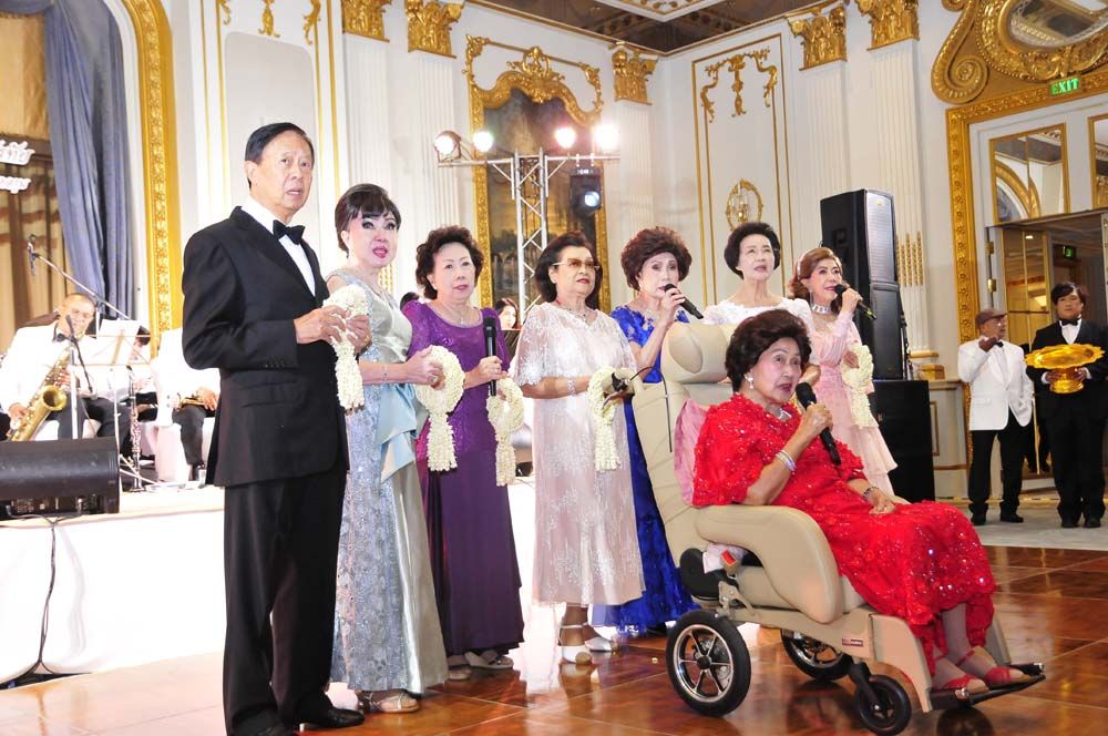 ท่านผู้หญิงเพ็ญศรี วัชโรทัย และกลุ่มเพื่อน 11 อรหันต์ ร่วมร้องเพลงเปิดงาน

