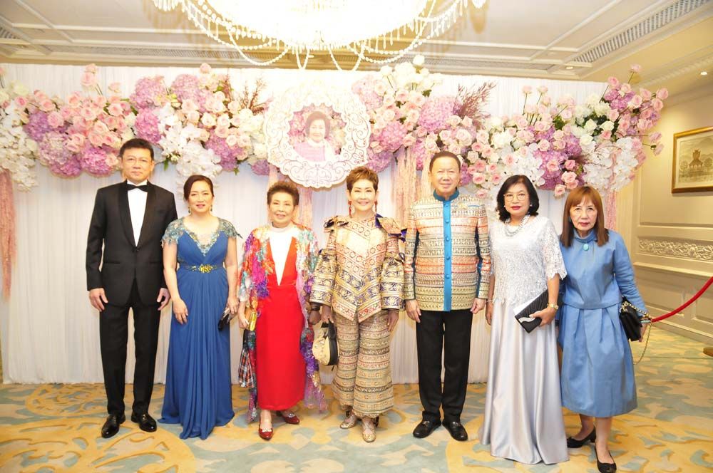 จรรย์สมร วัธนเวคิน พร้อมลูกๆ คุณหญิงณัฐิกา-สนั่น อังอุบลกุล, ดำรง-ลินดา วัธนเวคิน, พรรณราย อังกูร และ ภัทวิกา วัธนเวคิน ร่วมงาน